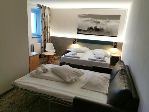 1 king bed, 1 sofa bed