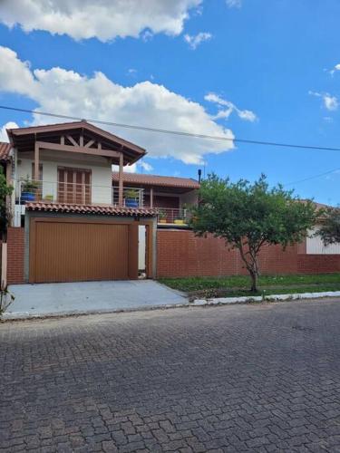 Studio com sacada, área de lazer e garagem.