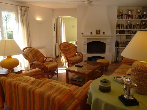 nice family vacation house with heated swimming pool, in mouries, alpilles areas 10 persons