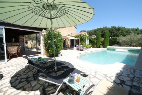 Very pleasant vacation rental with heated pool in the Luberon