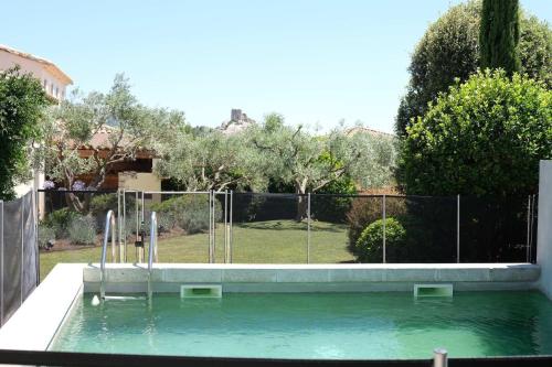 nice villa with heated swimming pool, in the center of the village of aureille, 8 persons, near baux de provence, in the alpilles - Location saisonnière - Aureille