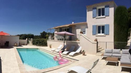 . Vacation rental in the Alpilles, Provence, close to the village center - Beautiful view -Air conditionning Heated pool and spa - sleeps 8