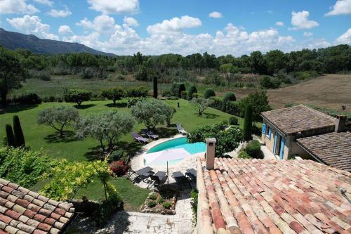 provencal house with heated pool, view of the luberon in robion - accommodates 12 people. - Location saisonnière - Robion