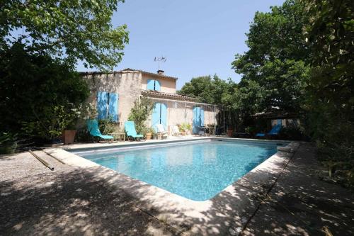 jolie location, maison avec piscine et joli jardin fleuri, à oppède dans le luberon en provence – 6 personnes - Location saisonnière - Oppède