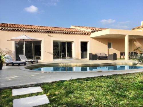 . very pretty contemporary villa with heated pool located in aureille in the alpilles, close to the center on foot. sleeps 4.