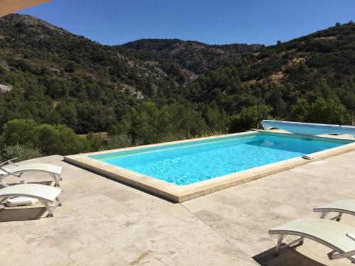 pretty gite with heated pool in cavaillon, beautiful view on the luberon mountains, 4 people. - Location saisonnière - Cavaillon
