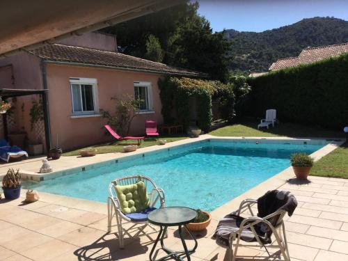 beautiful vacation home with pool located in robion with a pretty view on the luberon. 8 people. - Location saisonnière - Robion