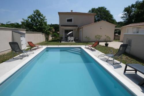 very pleasant villa with private swimming pool, in a residential area near the center of saint-rémy-de-provence - 8 people