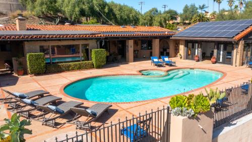 H1 California Adobe Estate at Moonlight Ranch, Views, Private, Heated pool, Jacuzzi, Petting zoo! in Vista, USA