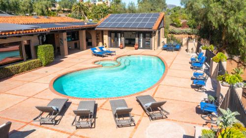 H1 California Adobe Estate at Moonlight Ranch, Views, Private, Heated pool, Jacuzzi, Petting zoo! in Vista, USA