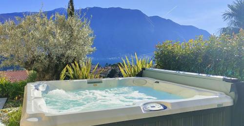 Magic Garden with Jacuzzi-Pool and Luxury Lake Como view - Apartment - Lenno