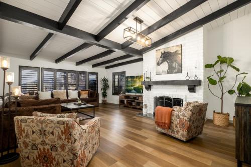 H1 California Adobe Estate at Moonlight Ranch, Views, Private, Heated pool, Jacuzzi, Petting zoo! in Vista, USA