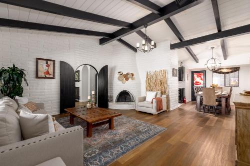 H1 California Adobe Estate at Moonlight Ranch, Views, Private, Heated pool, Jacuzzi, Petting zoo! in Vista, USA