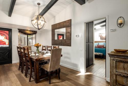 H1 California Adobe Estate at Moonlight Ranch, Views, Private, Heated pool, Jacuzzi, Petting zoo! in Vista, USA