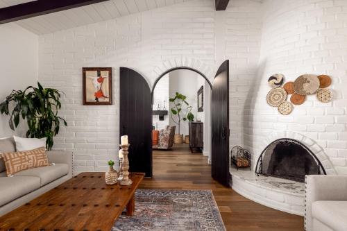 H1 California Adobe Estate at Moonlight Ranch, Views, Private, Heated pool, Jacuzzi, Petting zoo! in Vista, USA