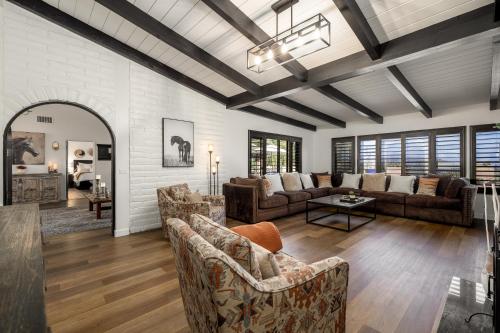 H1 California Adobe Estate at Moonlight Ranch, Views, Private, Heated pool, Jacuzzi, Petting zoo! in Vista, USA