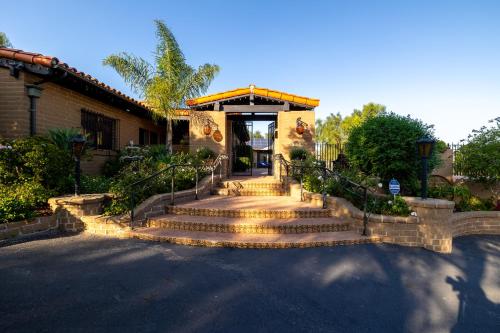 H1 California Adobe Estate at Moonlight Ranch, Views, Private, Heated pool, Jacuzzi, Petting zoo! in Vista, USA