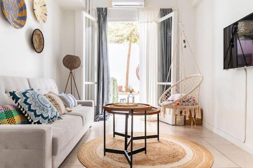 Boutique 52sq apt PLAKA (ΑΤΗ city) w/dream patio, Atene