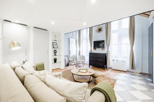 CENTRAL & Spacious HOME near Gozsdu Court Quiet with AC - main image