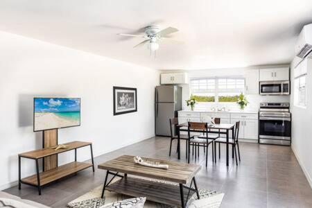 NEW Tropical Couples Retreat Steps to the Beach