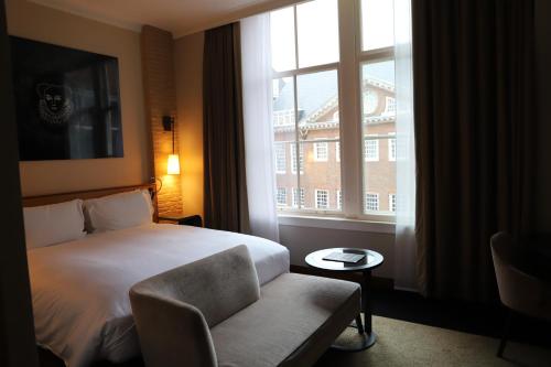 Superior Queen Room with Courtyard, Garden or City View image 4