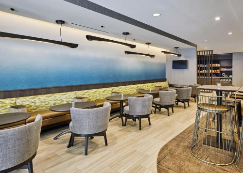 Lobby, SpringHill Suites by Marriott Chicago Chinatown in McCormick Place