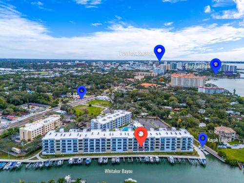 外部景觀, Waterside Retreat: Modern 2BR, Mins to Beach & Apt in 可可納特中區