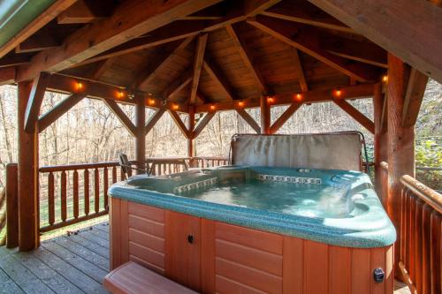 Hot tub, Wayward Travelers Lodge HotTub Theater Arcade MORE in Pigeon Forge (TN)
