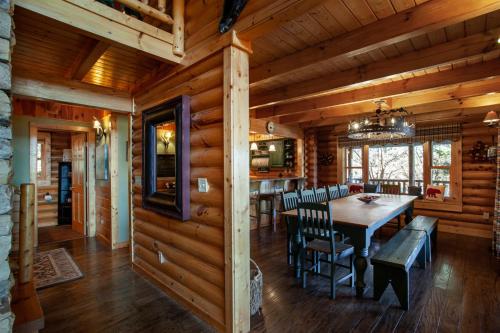 Facilities, Wayward Travelers Lodge HotTub Theater Arcade MORE in Pigeon Forge (TN)