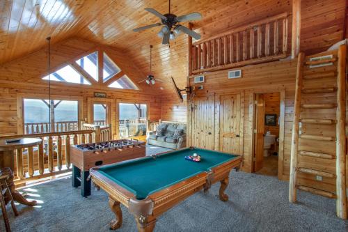 Moondancer -HotTub+Fireplace+PoolTable+Grill+MORE! in Sevierville, USA