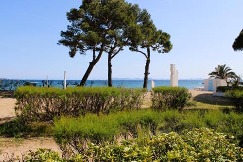 HYEBROU Appartement pour 6 personnes climatisé avec accès plage situé aux Salins d'Hyères - Location saisonnière - Hyères