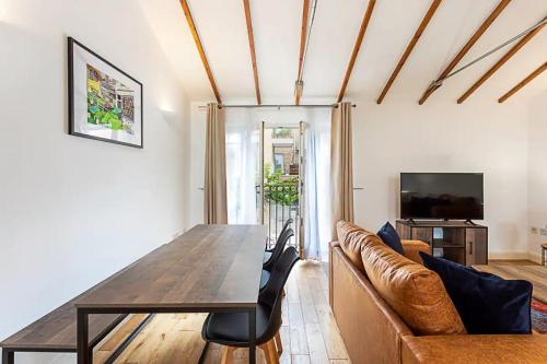 Light and airy upside down house in Hackney - image 3