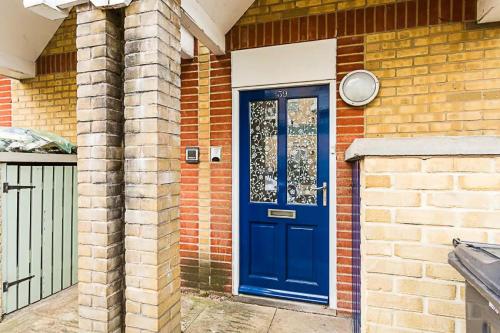 2BR, Gated parking, 50" TV, Nespresso machine