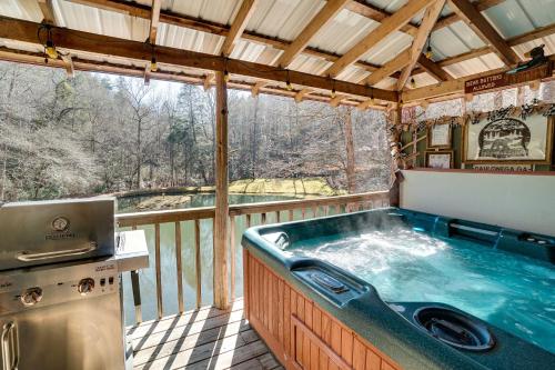 Secluded Family Retreat in Dahlonega with Hot Tub!