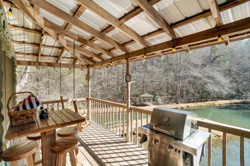 Secluded Family Retreat in Dahlonega with Hot Tub!