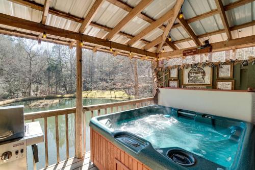 Secluded Family Retreat in Dahlonega with Hot Tub!