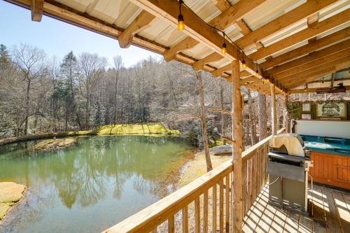 Secluded Family Retreat in Dahlonega with Hot Tub!