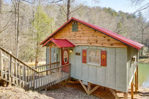 Secluded Family Retreat in Dahlonega with Hot Tub!