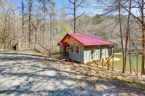 Secluded Family Retreat in Dahlonega with Hot Tub!