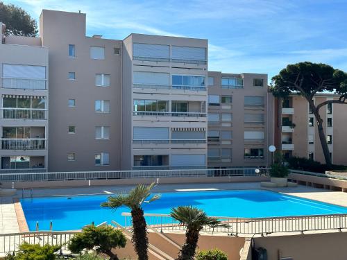 HYEBOUG Appartement pour 4 personnes dans résidence avec piscine situé sur le port d'Hyères - Location saisonnière - Hyères