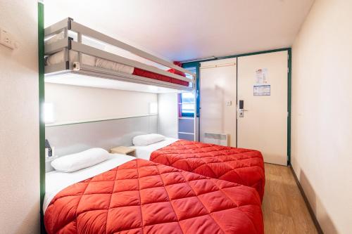 3 twin beds