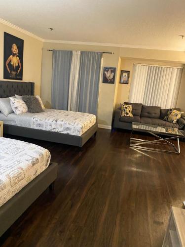 Hollywood Loft spacious with 2 beds and parking in Los Angeles, USA