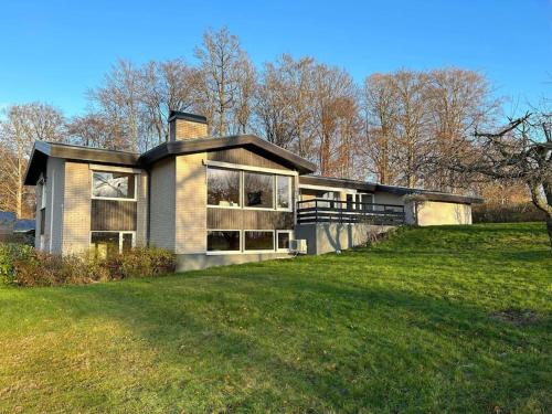 A szálláshely kívülről, Big villa by the lake in Olofström