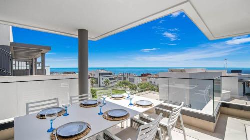 Apartment with sea view and gym