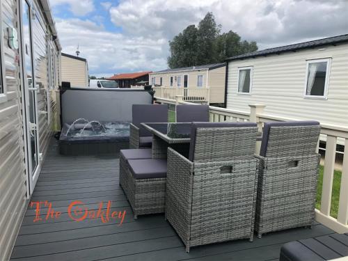 B&B Tattershall - Tattershall Lakes The Oakley Caravan 8 berth, Hot tub & WiFi - Bed and Breakfast Tattershall