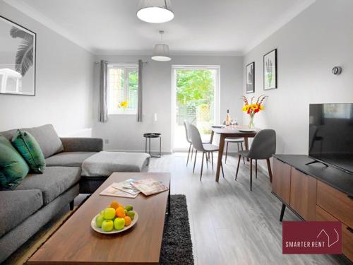 Létesítmények, Knaphill - 2 Bed House - Private Garden & Parking in Greater London