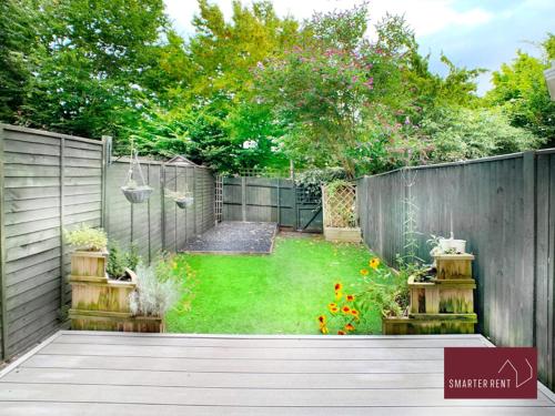 Létesítmények, Knaphill - 2 Bed House - Private Garden & Parking in Greater London