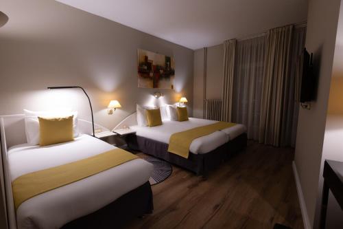 3 twin beds