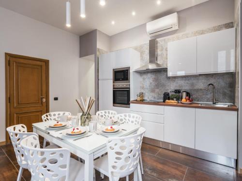The Best Rent - Three-bedroom apartment near Piazza Barberini, Rome (photo 2)