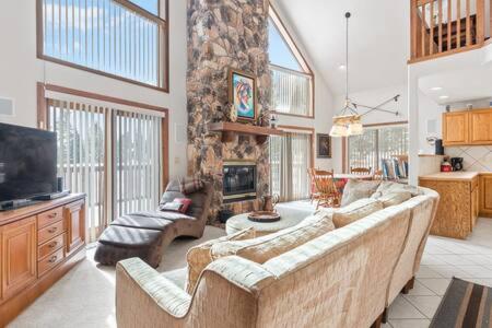 3BDR Mountain Retreat with Stunning Views in Blue River